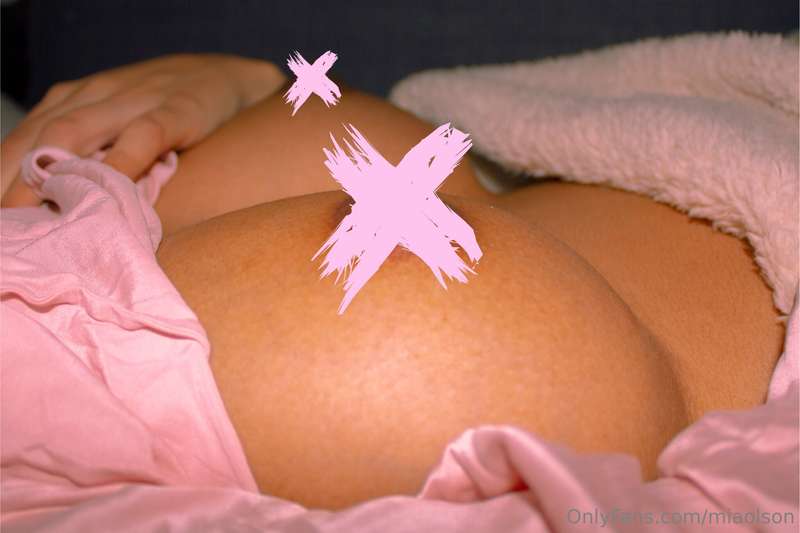 Titty tuesday! Now also with dinosaurs! (you can find the di..