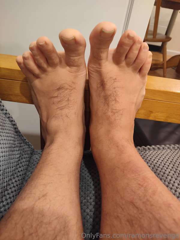 How do you feel about my big hairy toes? 😘