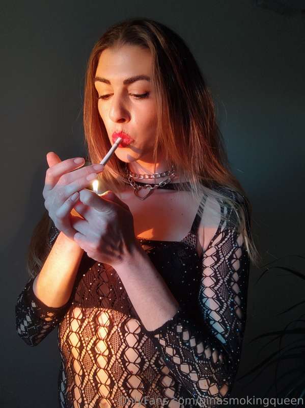 ginasmokingqueen image #0
