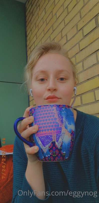 I'm thinking about doing a live-stream this week🥰 would you ..