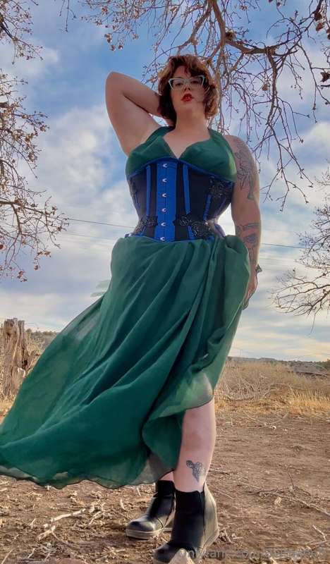 Sexy saloon girl lures you out into the desert for fun 🏜️ 