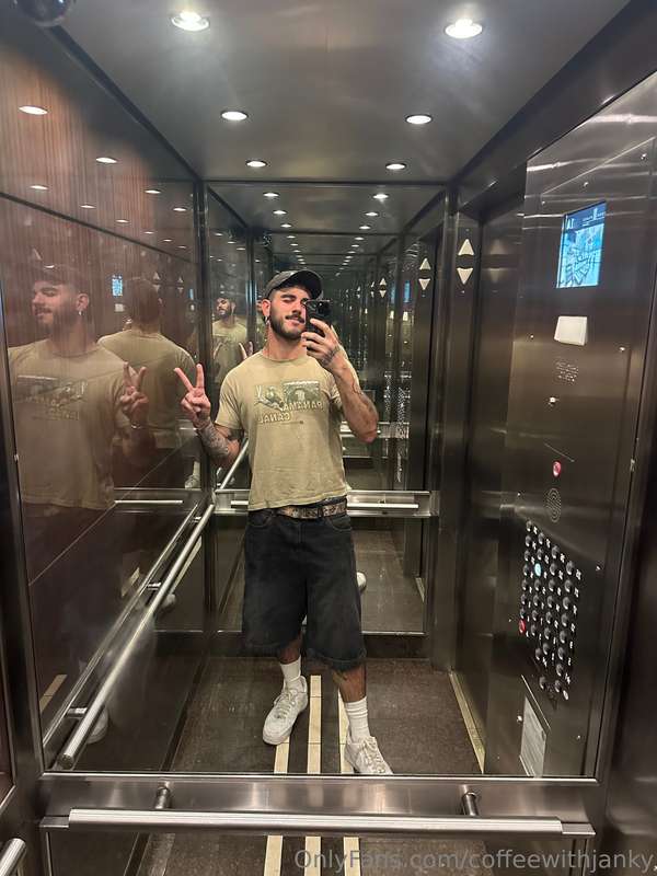 elevator selfie!