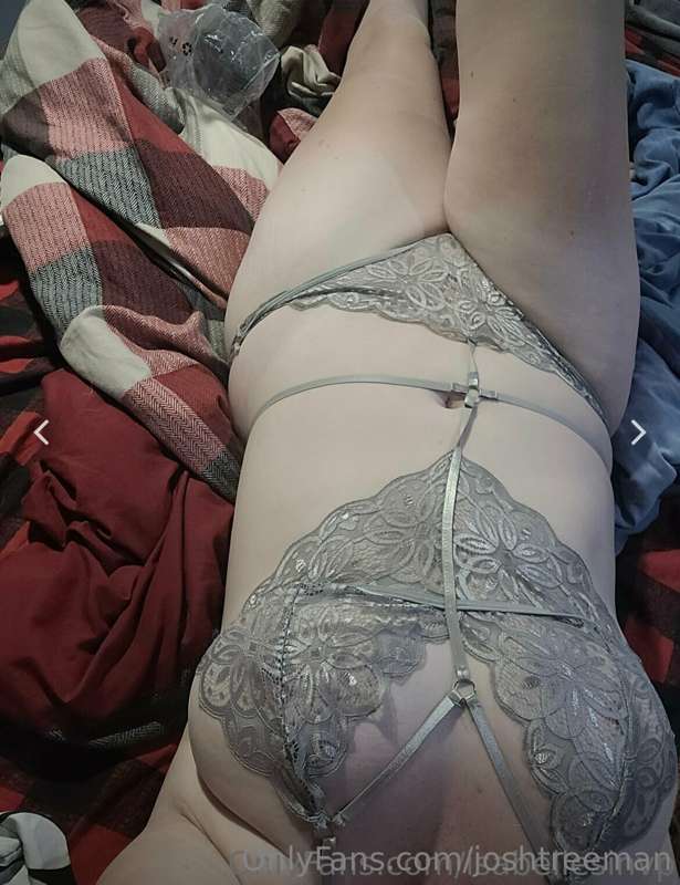 @Isabellesins 
Wants to show you all her sins 
Just tip me a..