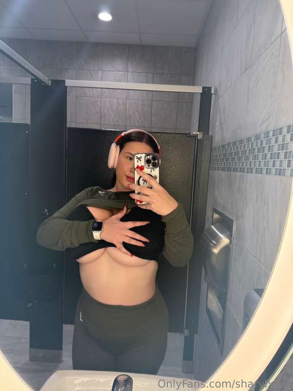 Happy Titty Tuesday 🤭🍒 just at the gym working on my fitness..