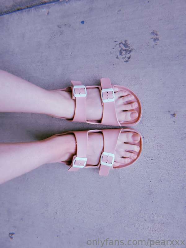 rare feet post lol
i am obsessed with my new sandals