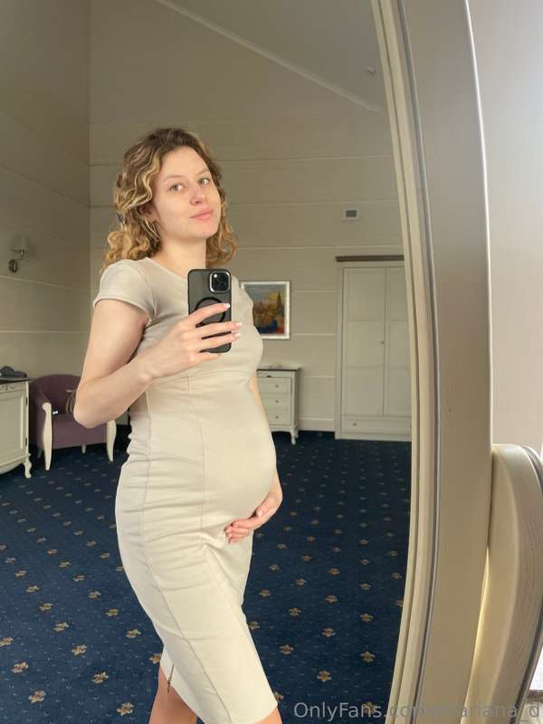 @natasy
This cute pregnant girl wants to get fucked again 💕
..