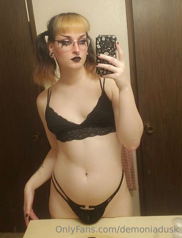 slutty goth gf at ur service 😋🖤