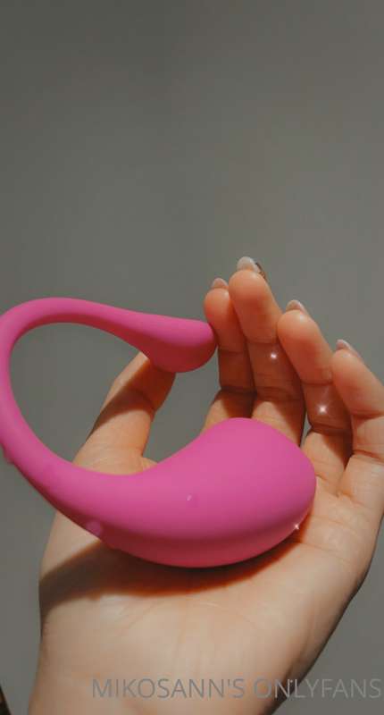 if you want to control my toy dm me !! 😝 opening up slots fo..