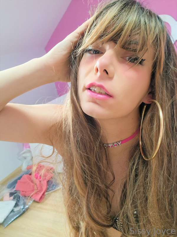 Princess Diamonds opened the door to my pink room and stood ..