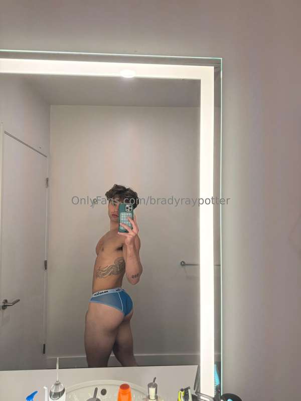 Harder for you to ignore… my ass 🍑 or my dick 🍆?