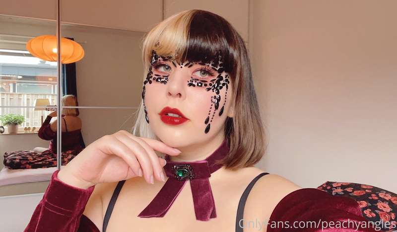 let’s go to a masquerade baby ❤️ posted this set on f*nsly f..