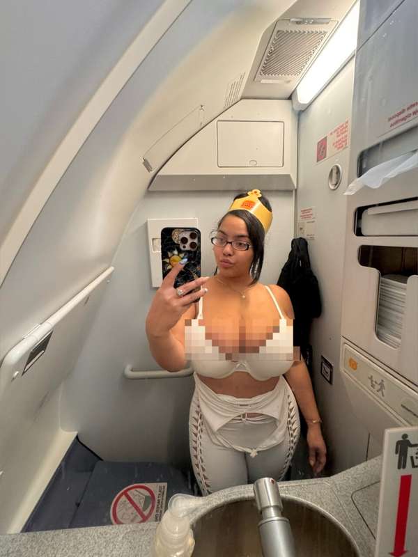 Buzz me for these titties 😝