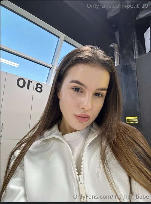 Sexy girl waiting for youDon't miss my FREE PAGE@irisx_hoty_..