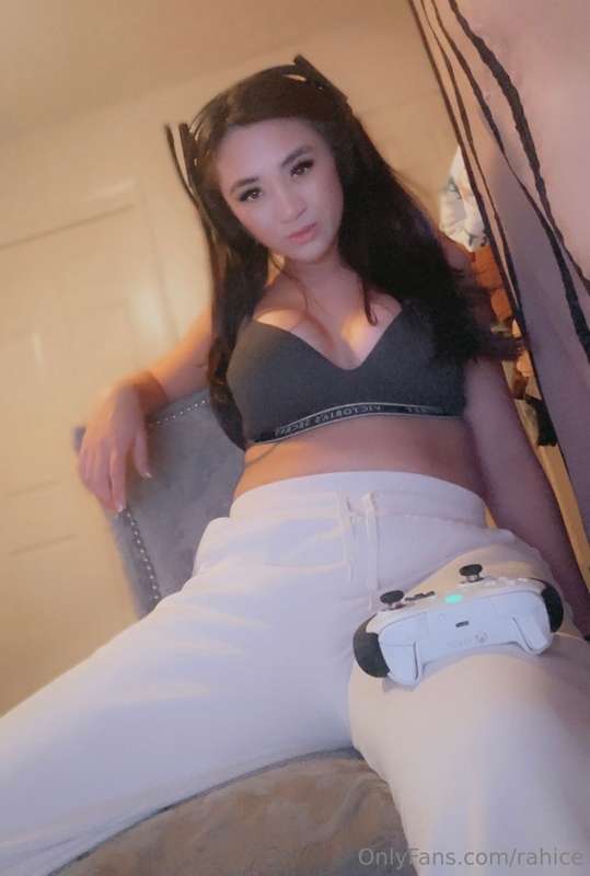 Anyone want to play with me 💋
