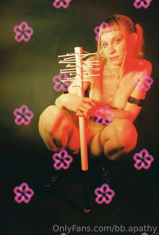 flowers & weapons 

// #35mm shot by @kilogram973