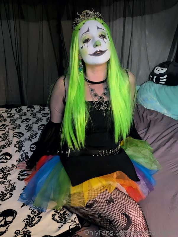 Your neon green clown princess is here and ready to fuck~ 💚😈..