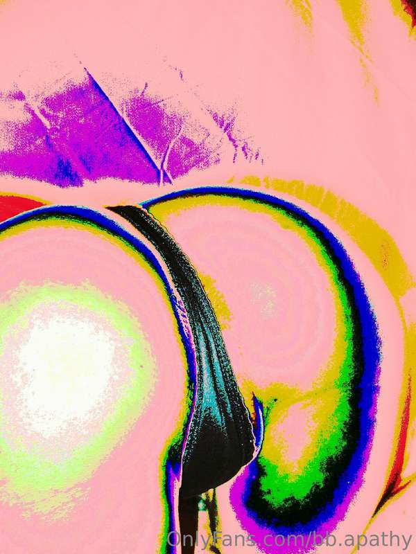 Glitch booty 
>> swipe to see @machinexscrew sitting pretty ..