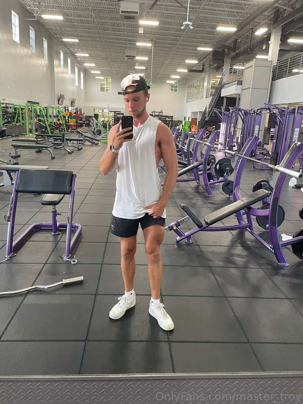 Just got done with a sweaty workout now I’m horny to drain o..