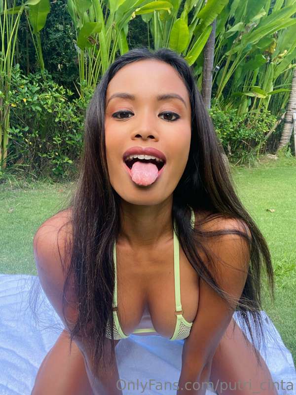 I have a secret on the tip of my tongue and I’m dyinggg to t..