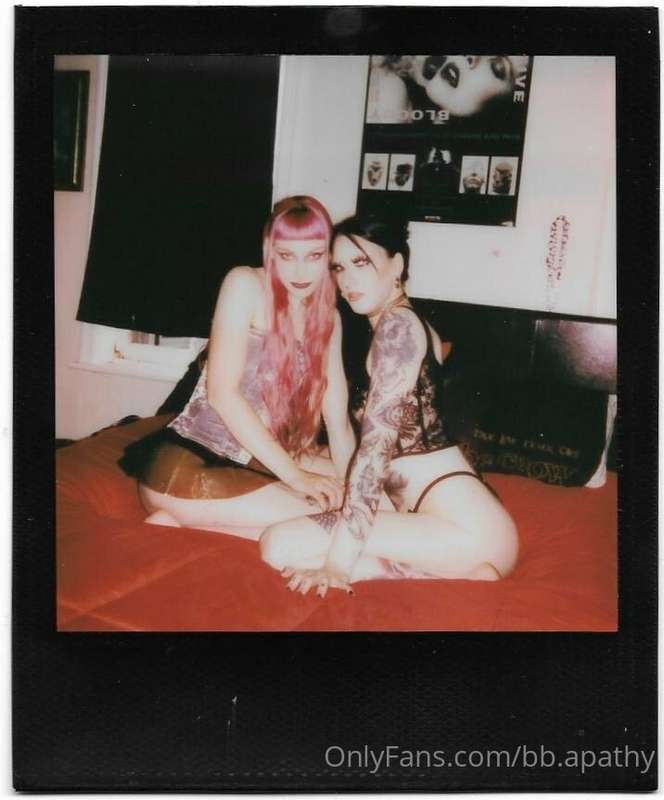 me n @machinexscrew looking hot in her room. 🖤

these are se..