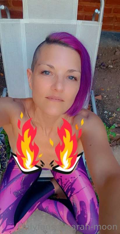Playing outside with my new hair color, my tits and my cell ..