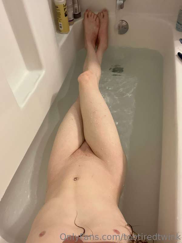 feeling sick :( but have this pic of me in a warm bath to fe..