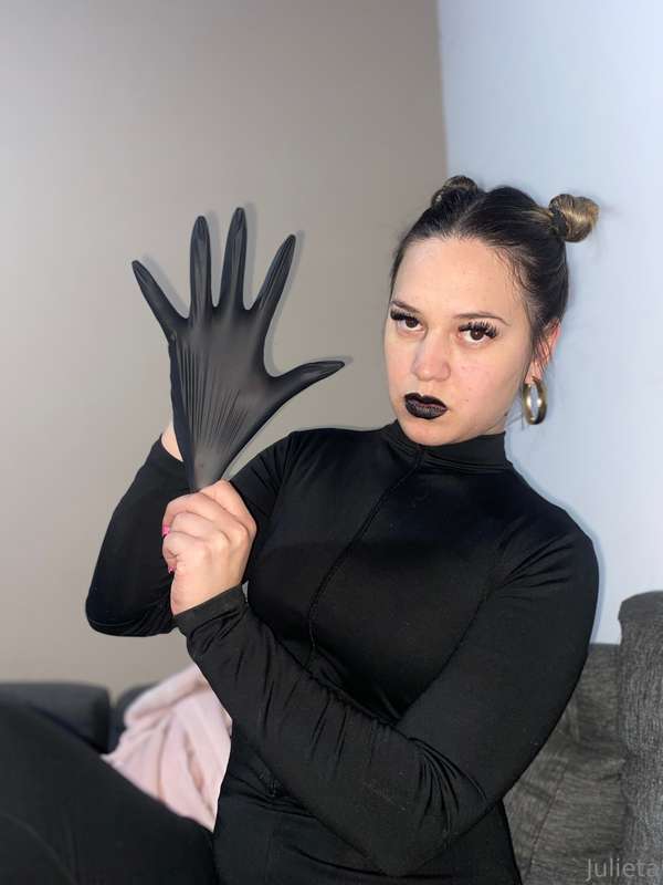 Do you feel the sound of latex stretching? It's for you😈