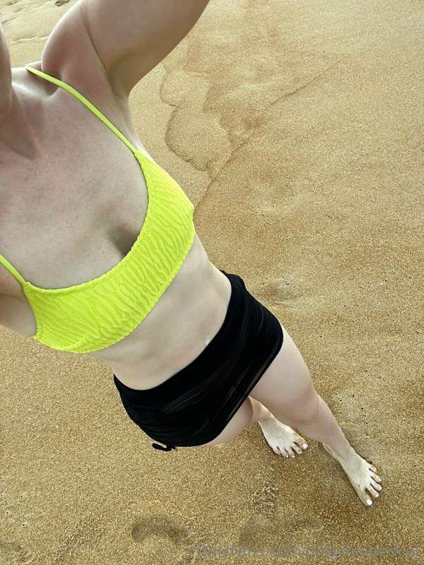 Greetings from the sandy beach... 🌊🧜🏻‍♀️😘