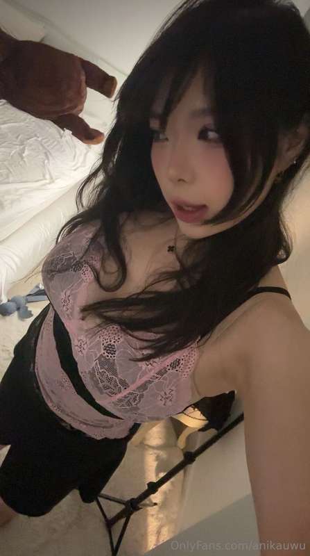send me a pic of ur hands in my dms... i wanna play a game >..