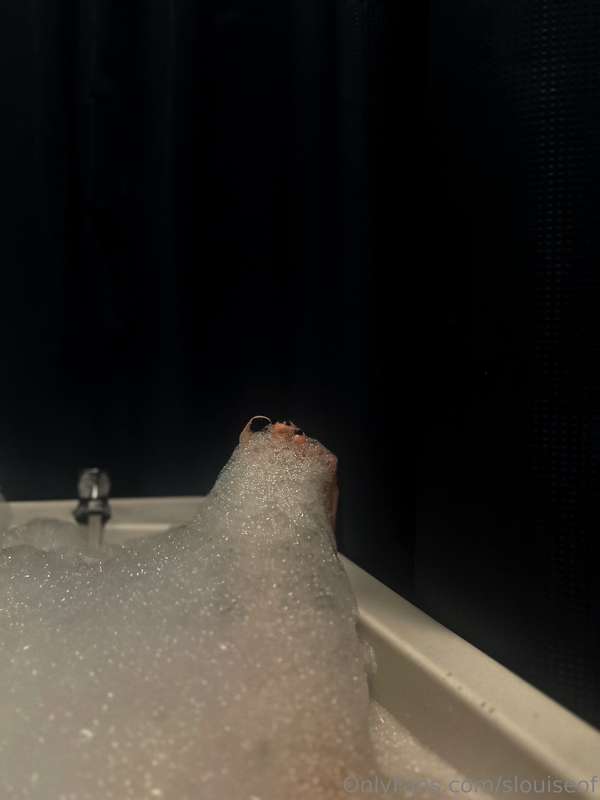 Who wants to join me in the bath? 🧼 