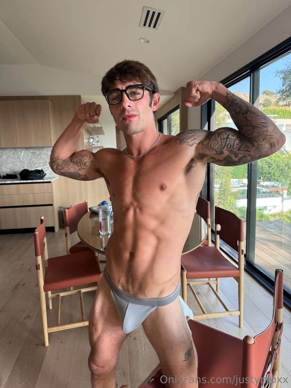 Flexin on u 😚 now come give me a kiss 