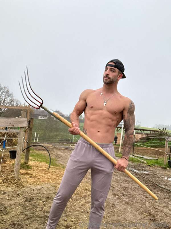 Farm daddy's got your back 😤