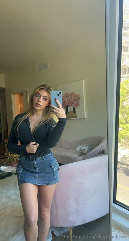 rileymaelewis photo
