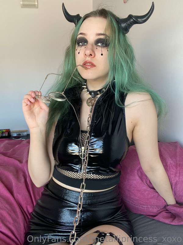 😈