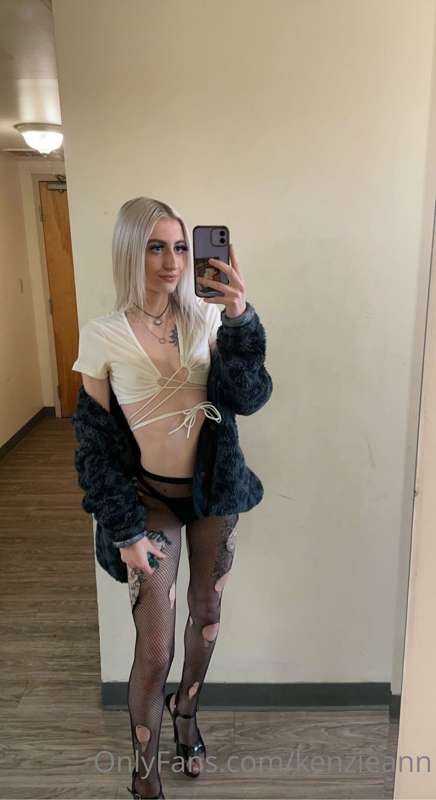 should i film in the outfit w/ chains later?😇