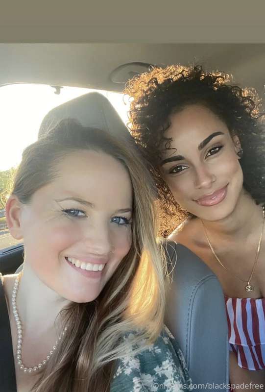 Who you fuckin? Shorty on the left or right?