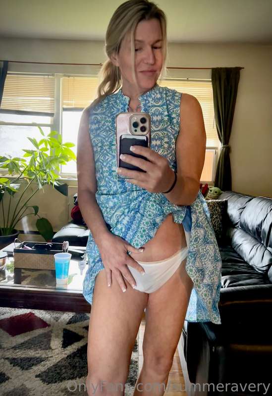 Guess whats under my dress!🍆