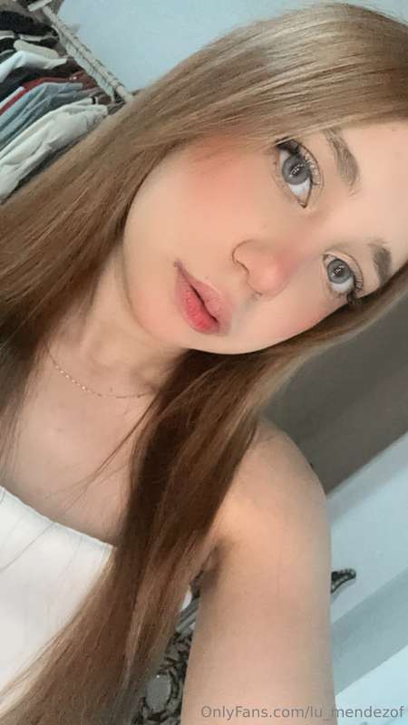 Carita de niña buena... pero pensando que rico seria comerte..
