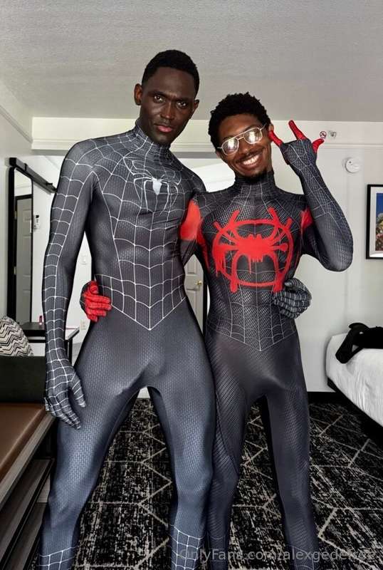 Halloween🎃 with @funsize_twink - ready to cover each other i..