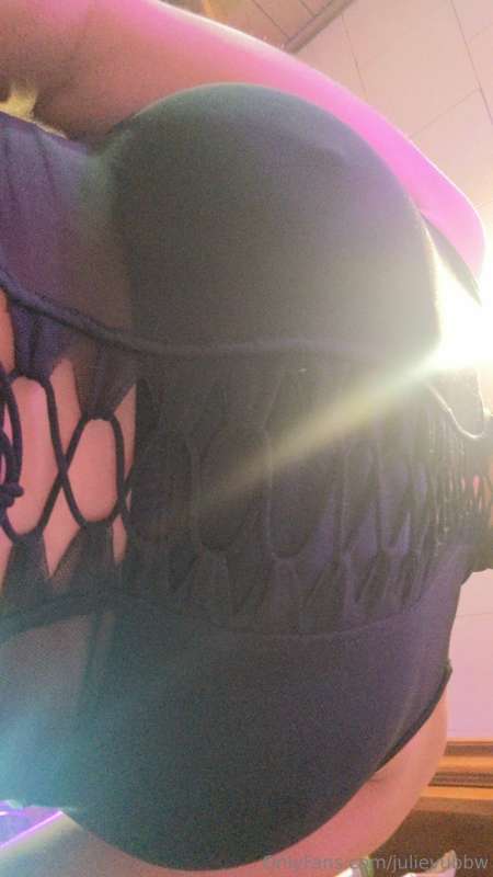 Alotta bitta ass and titties! Also I put on temporary tattoo..