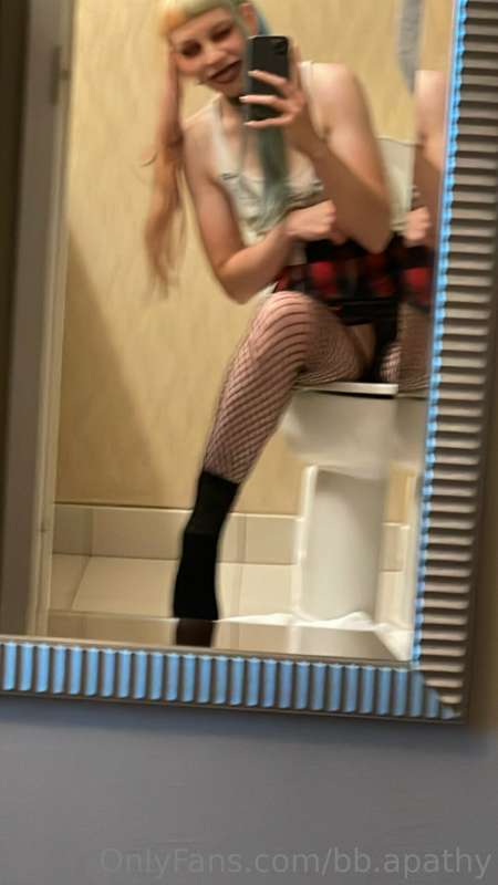 Just being silly in the hotel room 💖😛