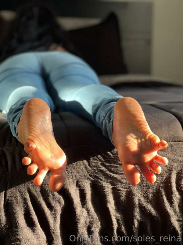 Coming out with a cute foot video for you guys later tonight..