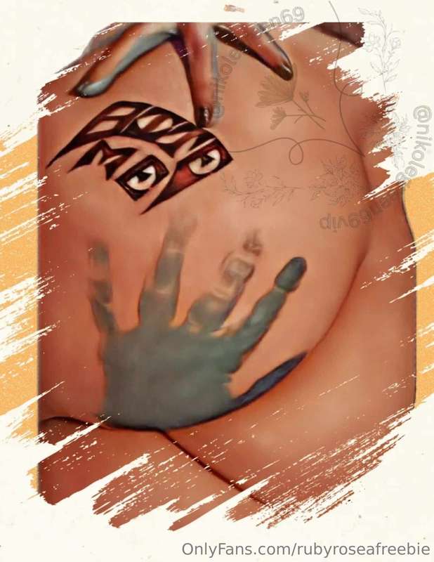 Hot, horny & online 😈😈Cum see what this submissive lil slut ..