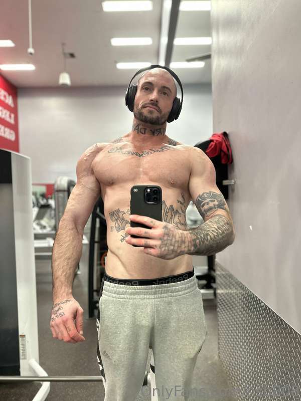 Late shoulder tap and chest workout getting close to 200 lbs..