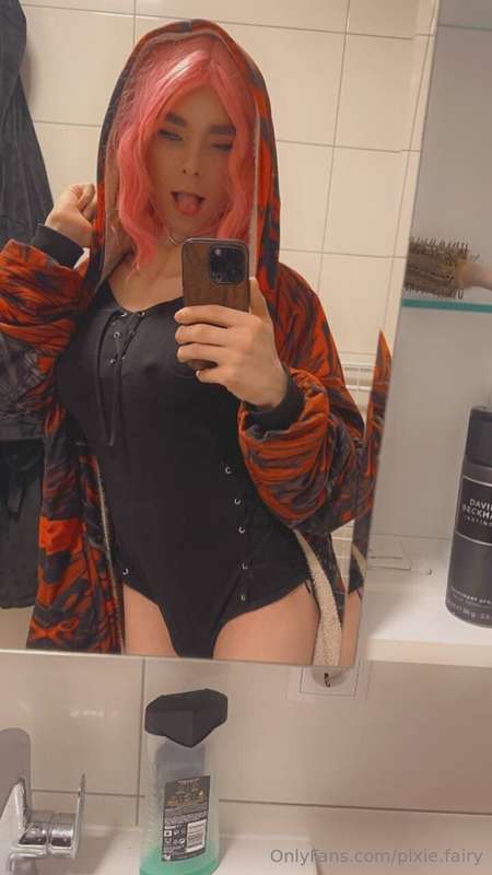 Mirror, mirror on the wall… who’s the hottest of them all? 😘..