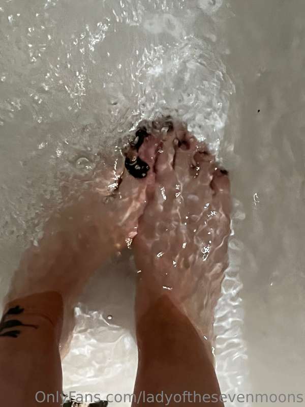 Enjoy a hot bath 🖤 
#feet