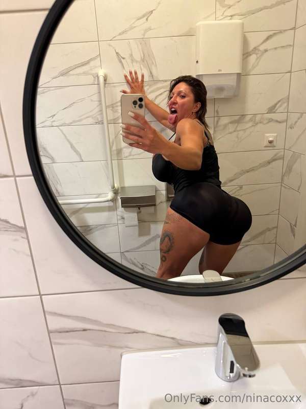 You want the view? Come get behind me and earn it 😈🍑