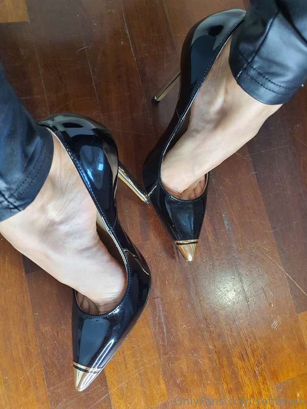 Nuovo set con questi tacchi 🥵Più video shoe play TUTTO GRATI..