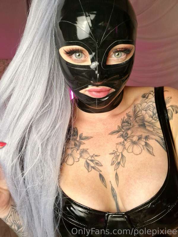 How's your Saturday 🖤