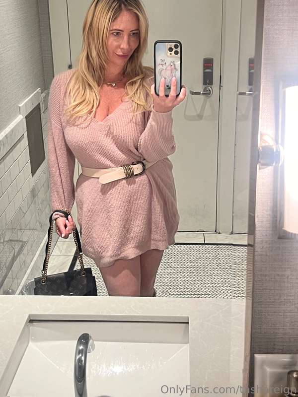 Selfie time!! Love how pink makes my eyes shine💕